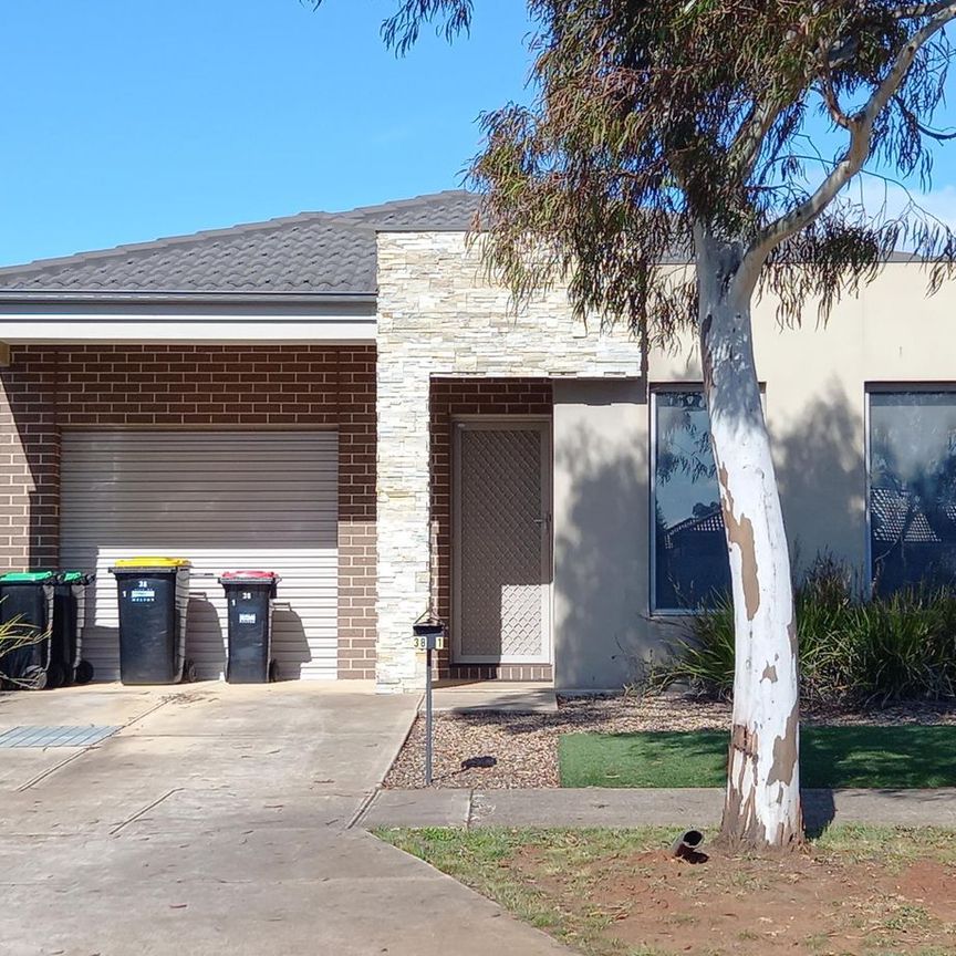 Pristine 3 bedroom home - Photo 1