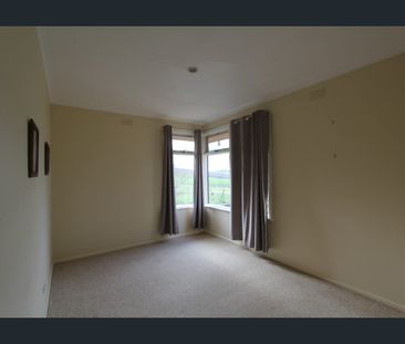 4-BEDROOM FAMILY HOME WITH GARAGE & SECURE YARD - Photo 3