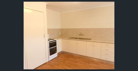 2 Bedroom Unit Opposite Victoria Park - Photo 2