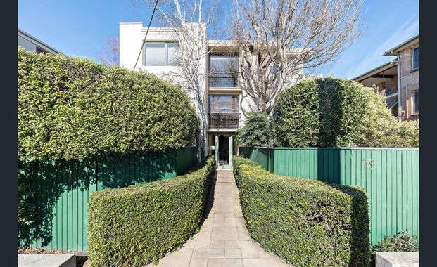 Studio Living in the Heart of St Kilda - Photo 1