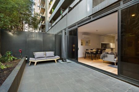 Contemporary space, chic style and spectacular courtyard! FULLY FURNISHED - Photo 2
