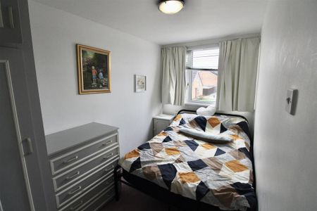 3 bedroom semi-detached bungalow to rent - Photo 3