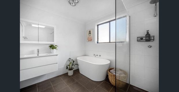 2/28 Robertson Street, Coniston, NSW 2500 - Photo 1