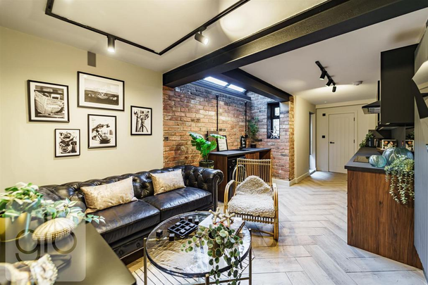 1 bedroom in a house share to rent - Photo 1