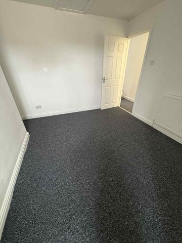 3 bedroom flat to rent - Photo 4