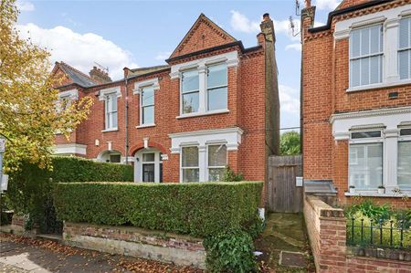 A bright and spacious one bedroom garden flat with its own private entrance. - Photo 2