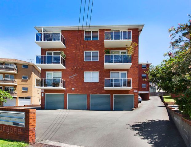 Light-Filled Living in the Heart of Cronulla - Photo 1