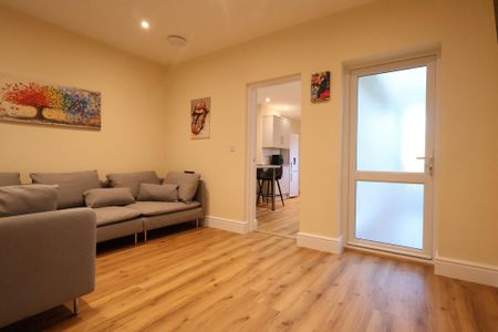 1 bedroom in a house share to rent - Photo 2