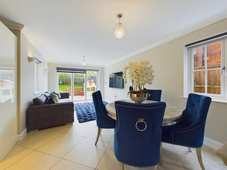 4 bedroom detached house to rent - Photo 3