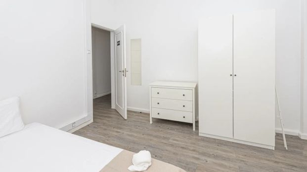 Room in a shared 11-bedroom apartment for rent in Lisbon, perfect for students - Foto 1