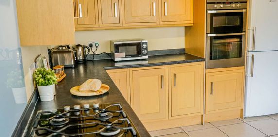 🏭Fantastic house share situated right next to Cressex Business Park. Ideal for professionals working for Focusright, Instron, Taylor Wimpey , Johnson & Johnson and CTV🏢 Room 1 - Photo 2