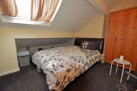 2 bedroom House in Hyde Park, Leeds - Photo 5