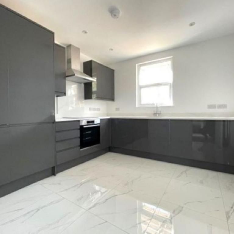 6 bedroom semi-detached house to rent - Photo 1