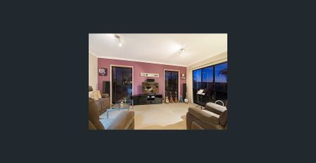 5 Bedrooms + tropical pool (rent increasing to $1180pw 9th February 2026) - Photo 4