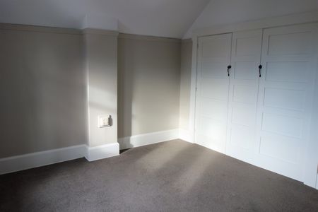 Upstairs apartment in the city with a carpark - Photo 4