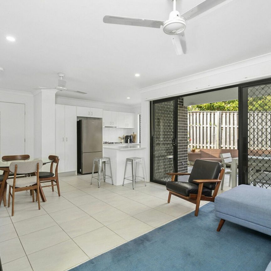 MODERN THREE BEDROOM PLUS STUDY TOWNHOUSE - Photo 1