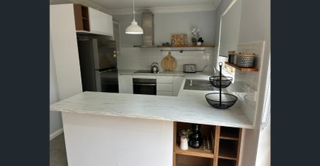 LIGHT, BRIGHT & COSY 4 BEDROOM TOWNHOUSE! - Photo 3