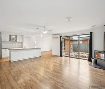 Lovely Family Home with Great Shedding! - Photo 2