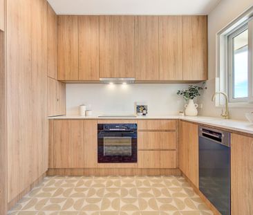 Stunning Renovated 2 Bedroom Apartment - Photo 5