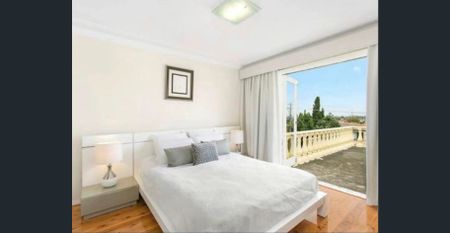 COMFORTABLE FAMILY HOME - Photo 3