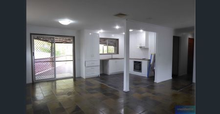 🏡☀️ Comfortable Living with Spacious Backyard - Photo 2