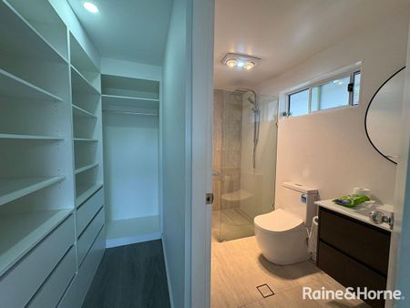 Charming Minto Family Home with Sparkling Swimming Pool - Photo 5