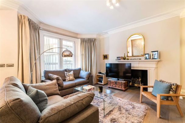 A wonderful lateral period apartment ideally located by Harvey Nichols and Hyde Park. Immaculately presented and benefitting an on site porter and almost 3m high ceilings. - Photo 1