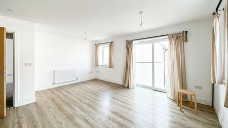 2 bedroom Flat To Let - Photo 2