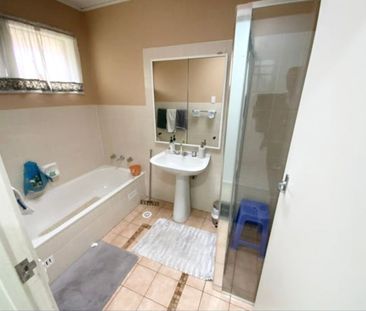 Modern Family Home in Bradbury, NSW - Spacious and Comfortable - Photo 5