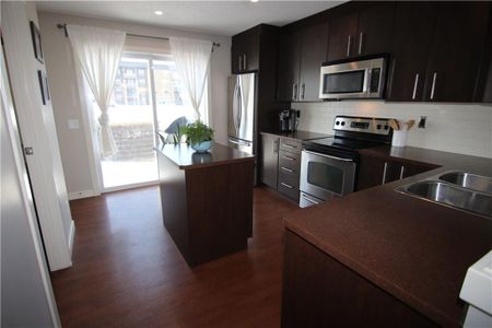 Beautiful 2 ensuited bdrms townhome for rent in Airdrie - Photo 5