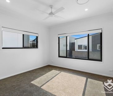 Two Bedroom Modern Townhome A/C Pool and BBQ Area - Photo 5