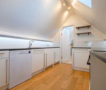 Positioned above the renowned Quarterdeck Café at the heart of Nort... - Photo 5