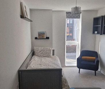 1 bedroom in a flat share to rent - Photo 2