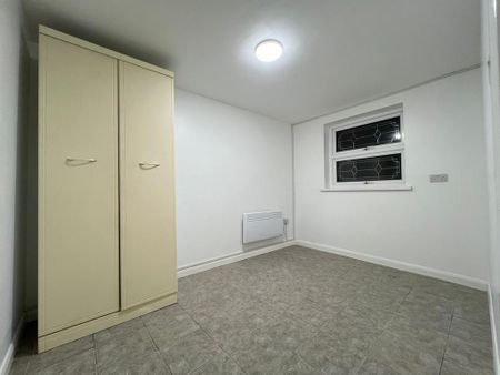 3 bedroom flat to rent - Photo 4