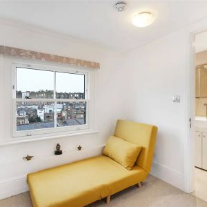 1 bedroom flat in Earls Court - Photo 2