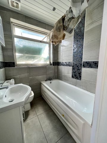 Room in a Shared House, Stirling Road, E13 - Photo 4