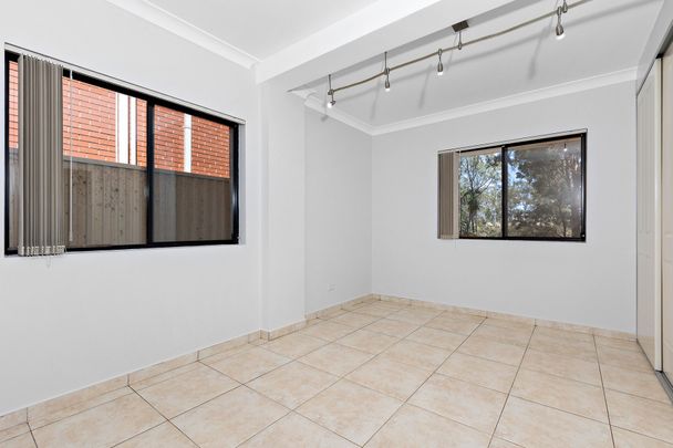 Large 2 Bedroom Half House - Photo 1