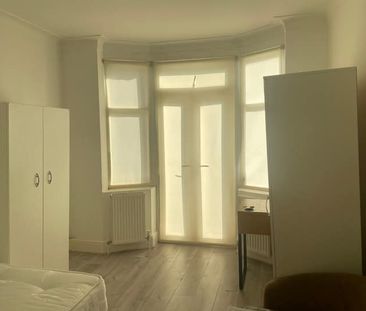 A luxury house Available at hendale Avenue NW4 4LR - Photo 3