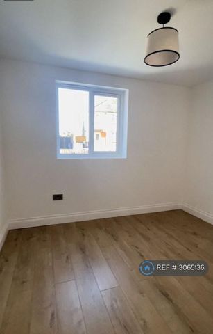 4 bedroom semi-detached house to rent - Photo 3