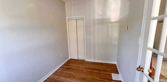 ROOMMATE WANTED: 1BR available in sunny 2BR by Harbord Village - Photo 2