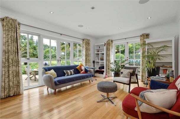 SHORT LET - FROM 17TH APRIL - 1ST AUGUST A beautifully presented family home situated in a highly desirable private road, set in the most immaculate landscaped gardens. - Photo 1