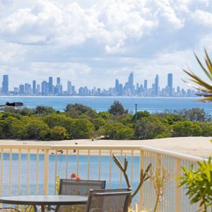 Stunning Unit for Rent in the Highly Sought-After Area of Currumbin - Available now - Photo 2