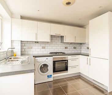 Available unfurnished now - Photo 4