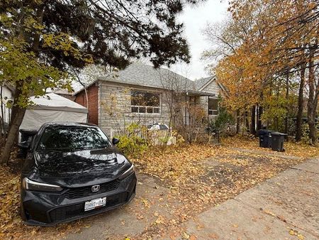 For Lease - 621 Lawrence Avenue, Toronto, Ontario - Photo 2