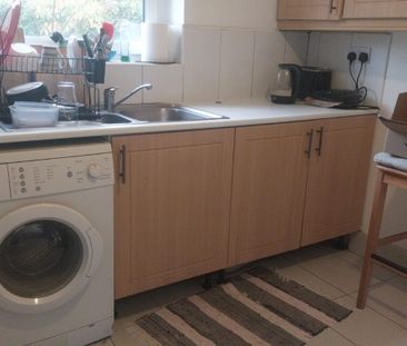 Wide and airy double room in NW4 4LR 16 Hendale Avenue - Photo 5