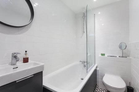 2 Bed Terraced House, Elmgreen Close, E15 - Photo 2