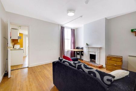 1 bedroom in a house share to rent - Photo 2