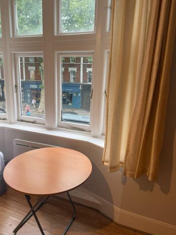 Room in a Shared Flat, Chiswick High Road, W4 - Photo 3