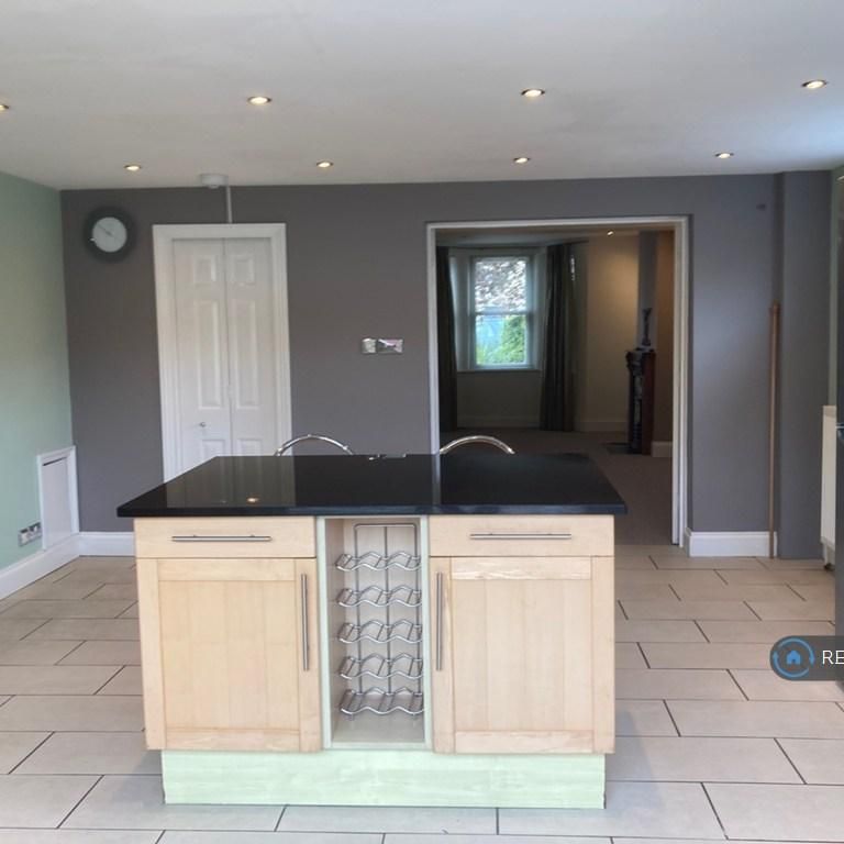 4 bedroom end of terrace house to rent - Photo 1