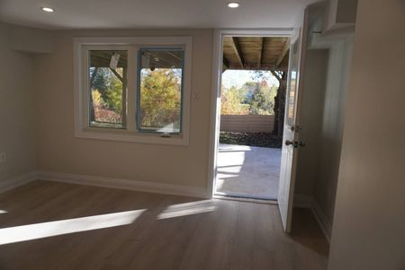 For Lease - 259 Glenway Circle, Newmarket, Ontario - Photo 2